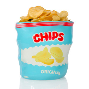 Vase Chips Ceramic Bag signé Bitten - En pot, en vide poche ou pour accueillir une plante, ce sac de chips croustille !