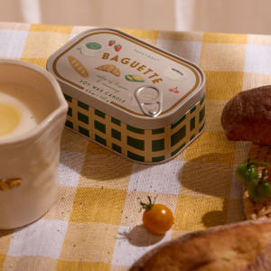 Bougie French Baguette en Boite métal 127 grammes - Collection Bistro signé Paddywax