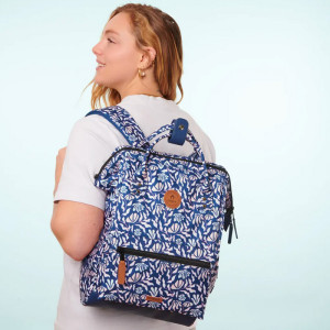 Sac à Dos Sameiro Sanctuary Medium de Cabaïa. La collection Adventurer en mode bleu et motifs blanc
