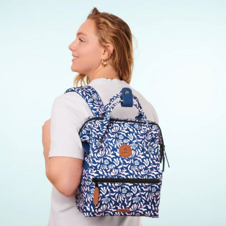 Sac à Dos Sameiro Sanctuary Small de Cabaïa. La collection Adventurer en mode bleu et motifs blanc Sac à Dos Sameiro Sanctuary Small de Cabaïa. La collection Adventurer en mode bleu et motifs blanc