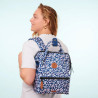 Sac à Dos Sameiro Sanctuary Small de Cabaïa. La collection Adventurer en mode bleu et motifs blanc