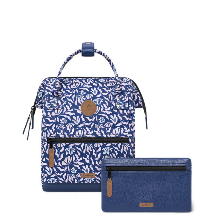 Sac à Dos Sameiro Sanctuary Small de Cabaïa. La collection Adventurer en mode bleu et motifs blanc