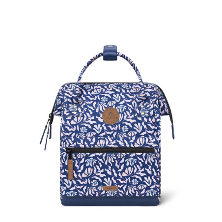 Sac à Dos Sameiro Sanctuary Small de Cabaïa. La collection Adventurer en mode bleu et motifs blanc