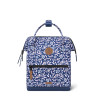 Sac à Dos Sameiro Sanctuary Small de Cabaïa. La collection Adventurer en mode bleu et motifs blanc