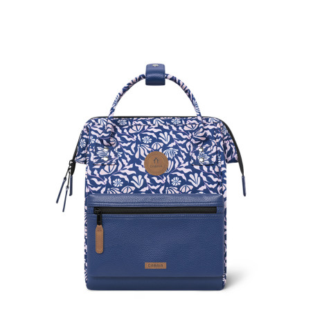 Sac à Dos Sameiro Sanctuary Small de Cabaïa. La collection Adventurer en mode bleu et motifs blanc