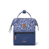 Sac à Dos Sameiro Sanctuary Small de Cabaïa. La collection Adventurer en mode bleu et motifs blanc