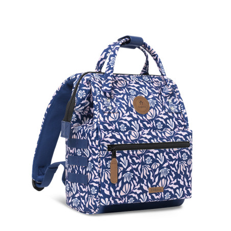 Sac à Dos Sameiro Sanctuary Small de Cabaïa. La collection Adventurer en mode bleu et motifs blanc