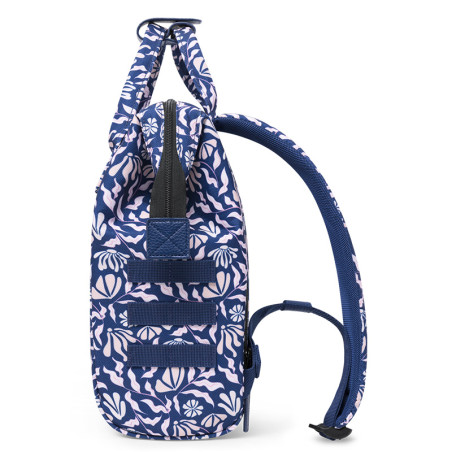 Sac à Dos Sameiro Sanctuary Small de Cabaïa. La collection Adventurer en mode bleu et motifs blanc