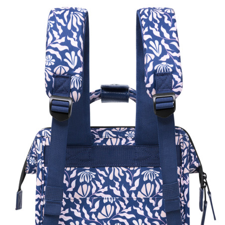 Sac à Dos Sameiro Sanctuary Small de Cabaïa. La collection Adventurer en mode bleu et motifs blanc
