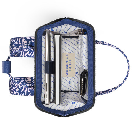 Sac à Dos Sameiro Sanctuary Small de Cabaïa. La collection Adventurer en mode bleu et motifs blanc