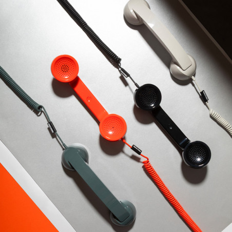 Pop Phone de Native Union - l'accessoire connecté en port  USB C toujours plus Design  et vintage