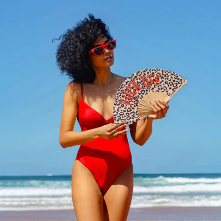"FUCK OFF LEOPARD" de Fisura, Une Collection d'éventails Fisura aux couleurs vives et slogans décalés.