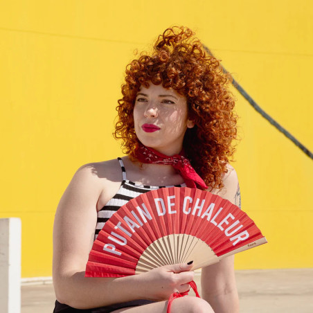 Éventail Fisura "PUTAIN DE CHALEUR - ROUGE" :  design original, parfait pour les vacances et événements estivaux.