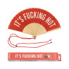 Éventail Fisura "IT'S FUCKING HOT - ROUGE" : design original, parfait pour les vacances et événements estivaux.