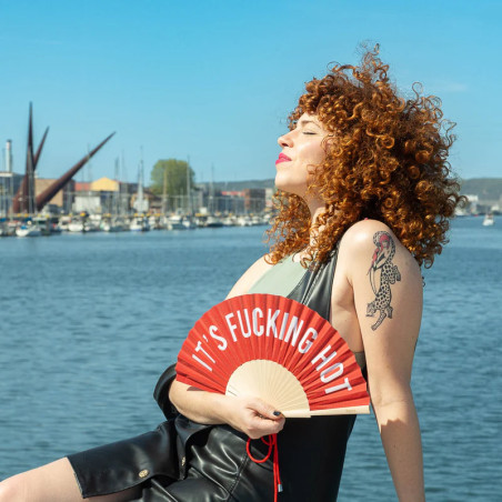 Éventail Fisura "IT'S FUCKING HOT - ROUGE" : design original, parfait pour les vacances et événements estivaux.