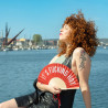 Éventail Fisura "IT'S FUCKING HOT - ROUGE" : design original, parfait pour les vacances et événements estivaux.
