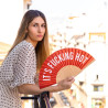 Éventail Fisura "IT'S FUCKING HOT - ROUGE" : design original, parfait pour les vacances et événements estivaux.