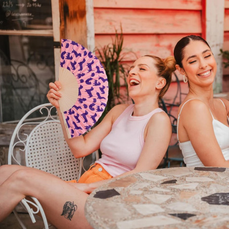 Éventail Fisura "CHIEN SAUCISSE - POURPRE", accessoire tendance pour l'été et les festivals.