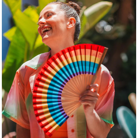 ARC EN CIEL - Collection d'éventails Fisura aux couleurs vives et slogans décalés.