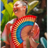 ARC EN CIEL - Collection d'éventails Fisura aux couleurs vives et slogans décalés.