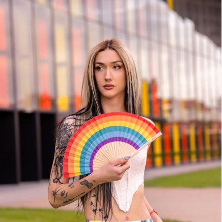 ARC EN CIEL - Collection d'éventails Fisura aux couleurs vives et slogans décalés.