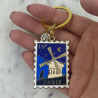 Inspiré du célèbre quartier de Montmartre, ce porte-clés au format timbre met à l'honneur les moulins de Paris
