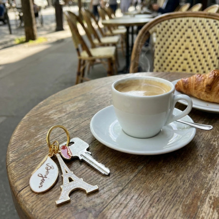 Les symboles incontournables de Paris réunis dans un seul accessoire. la clef de l'élégance parisienne.