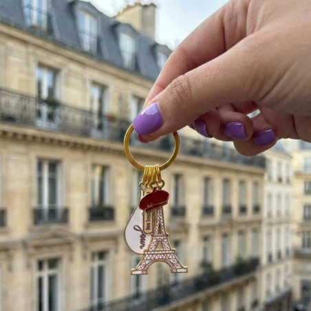 Les symboles incontournables de Paris réunis dans un seul accessoire. la clef de l'élégance parisienne.