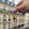 Les symboles incontournables de Paris réunis dans un seul accessoire. la clef de l'élégance parisienne.