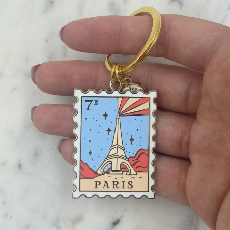 Une balade sous le ciel lumineux de Paris et de sa tour. Ce porte-clés capture toute la magie des journées parisiennes.