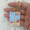 Une balade sous le ciel lumineux de Paris et de sa tour. Ce porte-clés capture toute la magie des journées parisiennes.