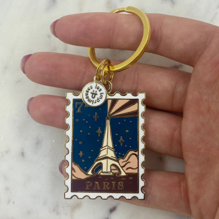 Toute la magie de Paris la nuit dans un porte-clés élégant qui l'atmosphère unique de la capitale.