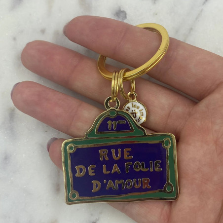 Original ce porte-clé qui revisite avec humour les célèbres plaques de rues parisiennes.