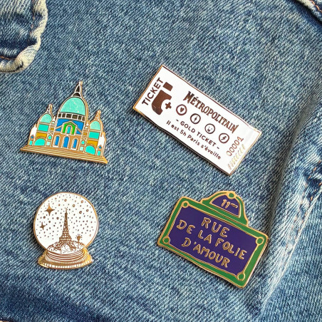 Pin’s Sacré-Cœur Les Imprimeuses, création parisienne chic et élégante au coeur de Montmartre.