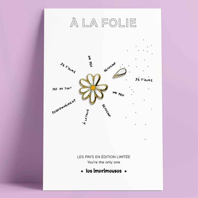 Double Pin’s Marguerite À la Folie Les Imprimeuses, fleur délicate et romantique aux couleurs lumineuses.