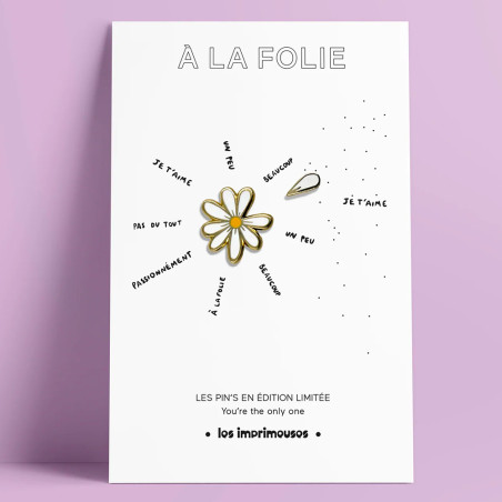 Double Pin’s Marguerite À la Folie Les Imprimeuses, fleur délicate et romantique aux couleurs lumineuses.