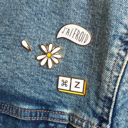 Double Pin’s Marguerite À la Folie Les Imprimeuses, fleur délicate et romantique aux couleurs lumineuses.