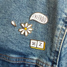 Double Pin’s Marguerite À la Folie Les Imprimeuses, fleur délicate et romantique aux couleurs lumineuses.