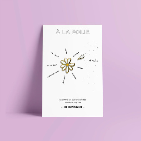 Double Pin’s Marguerite À la Folie Les Imprimeuses, fleur délicate et romantique aux couleurs lumineuses.