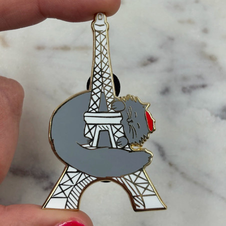 Pin’s Cats in Paris Les Imprimeuses, l’accessoire destiné aux amoureux des chats et de Paris.
