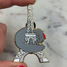 Pin’s Cats in Paris Les Imprimeuses, l’accessoire destiné aux amoureux des chats et de Paris.