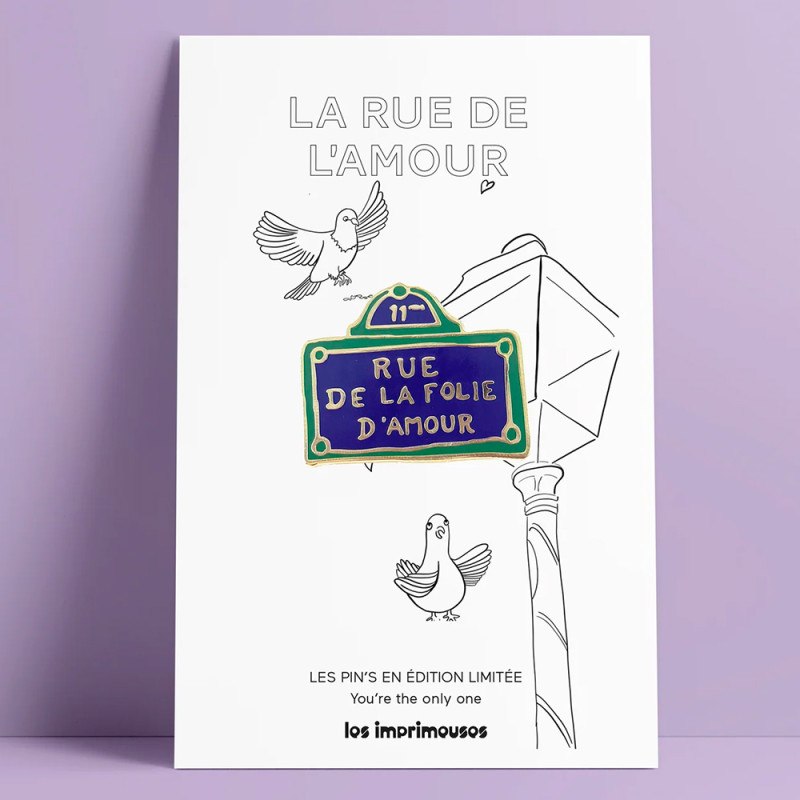 Pin’s plaque de rue À la Folie Amour signé Les Imprimeuses, un accessoire romantique inspiré de Paris.