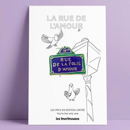 Pin’s plaque de rue À la Folie Amour signé Les Imprimeuses, un accessoire romantique inspiré de Paris.