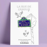 Pin’s plaque de rue À la Folie Amour signé Les Imprimeuses, un accessoire romantique inspiré de Paris.