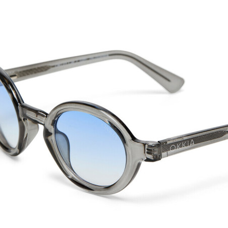 Lunettes de Soleil OKKIA CLUB - Alicudi Translucent Smoke OKL01TSM – esprit italien minimaliste et design facile à porter
