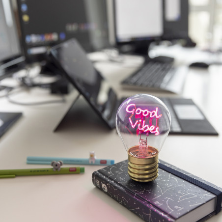 Ampoule Bulb Fiction Good Vibes – lumière douce, décoration originale et design créatif qui illuminent chaque intérieur