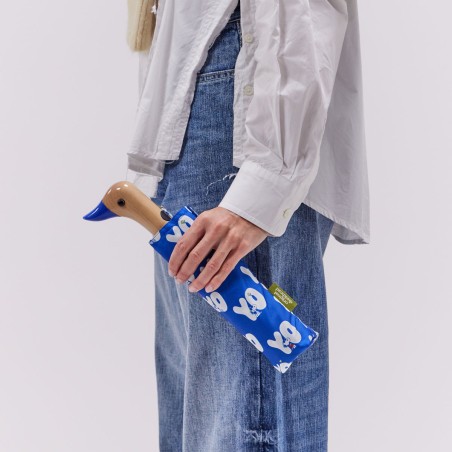 Yo! Snoopy s’affiche en bleu sur ce parapluie Original Duckhead plein de caractère.
