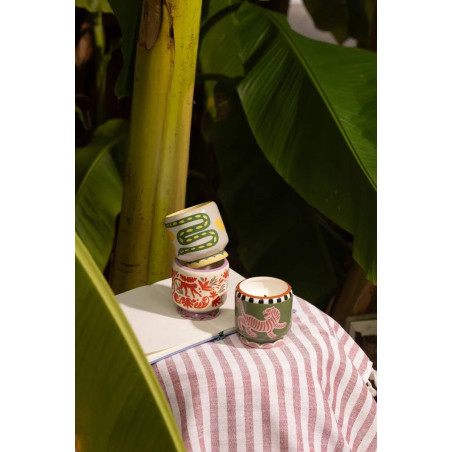 Bougie A Dopo Paddywax Wild Lemongrass avec motif serpent en céramique colorée.