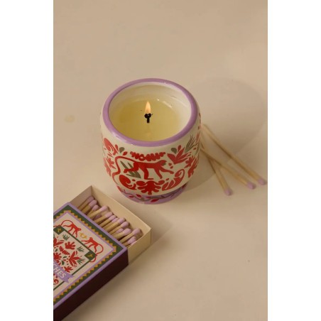 Bougie A Dopo Coconut & Amber Paddywax avec motif singe et décor jungle en céramique.