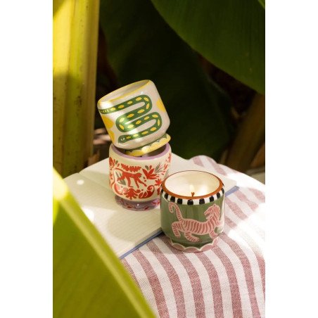 Bougie A Dopo Coconut & Amber Paddywax avec motif singe et décor jungle en céramique.